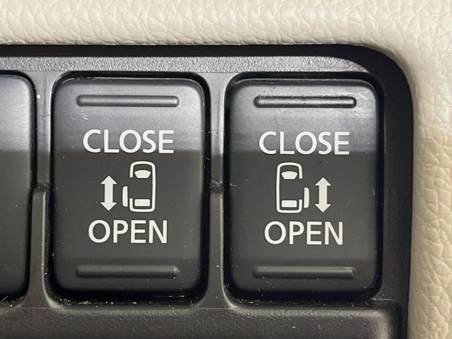 【両側パワースライドドア】スマートキーや運転席のスイッチで後席両側スライドドアの開閉が可能♪電動だから力を入れてドアを開ける必要が無く、小さなお子様でも簡単に開け閉めでき快適です♪