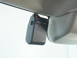◆ドライブレコーダー◆映像・音声などを記録する自動車用の装置です。　もしもの事故の際の記録はもちろん、旅行の際の思い出としてドライブの映像を楽しむことができます。