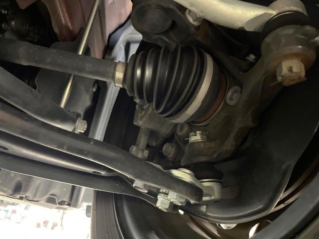 お車を安心してお乗りいただく為には、足回りの定期点検が欠かせません。サービスサポート（有償保証）では無料点検もご提供しており、安心のカーライフをお過ごしいただけるサポート体制が整っています。