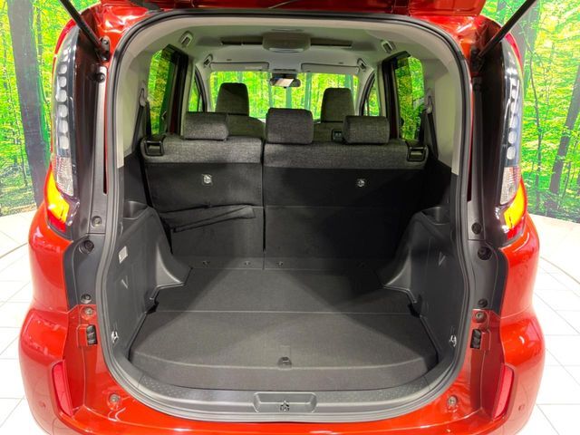 普段のお買い物や通勤、送迎等に十分な荷室スペースを確保しております。セカンドシートを倒すと、大きな荷物の積載も可能です♪