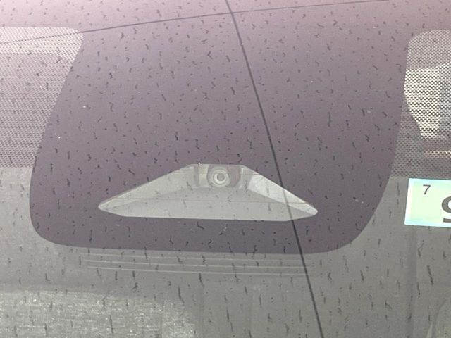 【トヨタセーフティセンス】走行中に前方の車両等を認識し、衝突しそうな時は警報とブレーキで衝突回避と被害軽減をアシスト。より安全にドライブをお楽しみいただけます。