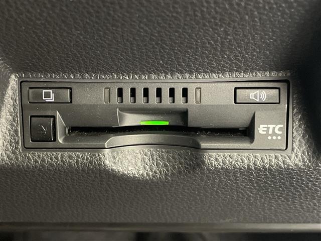 【ETC】有料道路を利用する際に料金所で停止することなく通過できる、ETC車載器（ノンストップ自動料金収受システム機器）が装備されています。セットアップを行うことで利用可能になります。