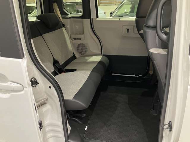 後部座席も大きく乗り降りしやすく、長時間の運転でも快適に過ごすことができます！