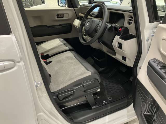 操作性とデザイン性を兼ね備えた運転席となっております。