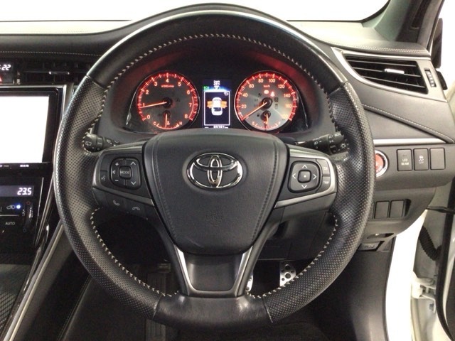 【ハンドル】手元でオーディオの操作ができる便利なステアリングリモコンが装備されてます♪視線を大きく移動させずにすむので、安全にも繋がります♪