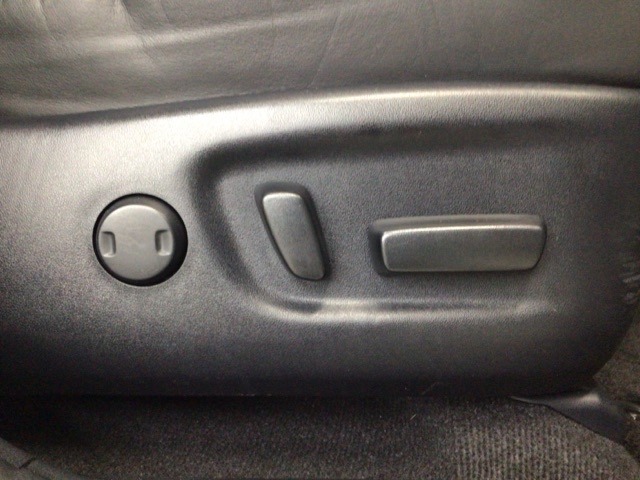 【電動シート】シートの位置や角度を細かく調整できるパワーシートが装備されているので、運転も快適ですね♪