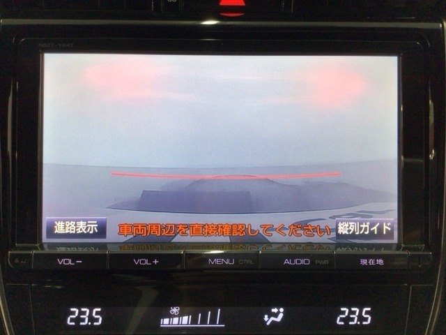 【バックカメラ】運転が苦手な方も車庫入れラクラクです！ギアをリバースに入れれば自動的に切り換わりますので、面倒な操作は不要です♪狭い駐車場もお車を傷つけず安心ですね！