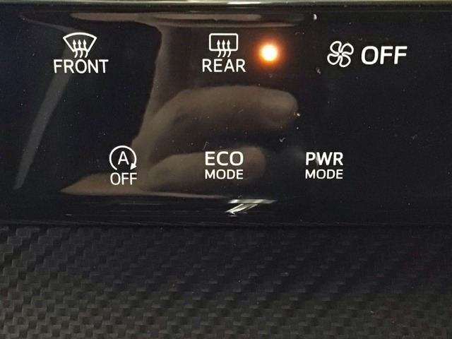 【モード切替スイッチ】燃費をより向上させるエコドライブモード。パワフルな走行が楽しめるパワーモードと、シーンに合わせて選べる2つの走行モードを装備♪