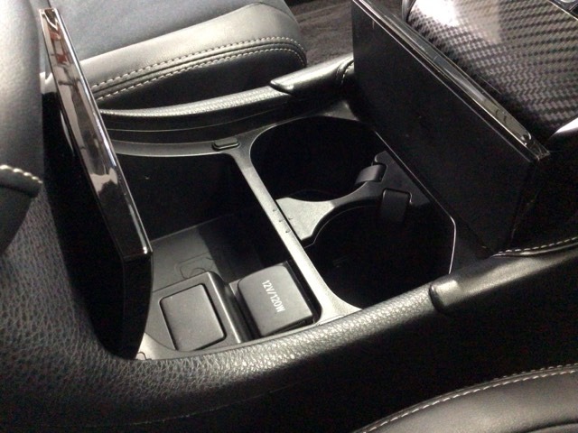 運転席と助手席の間にはドリンクホルダーが付いています。ちょうど手の届く所にありますので、とっても便利です♪
