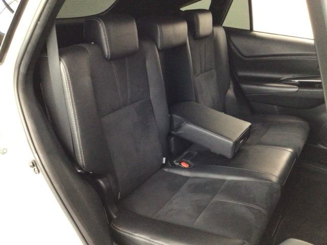 【後席】後席シートももちろん足下広々で快適♪収納式のアームレストも装備しており、後席の方もユッタリおくつろぎいただけます♪是非一度実際にご覧になってください！