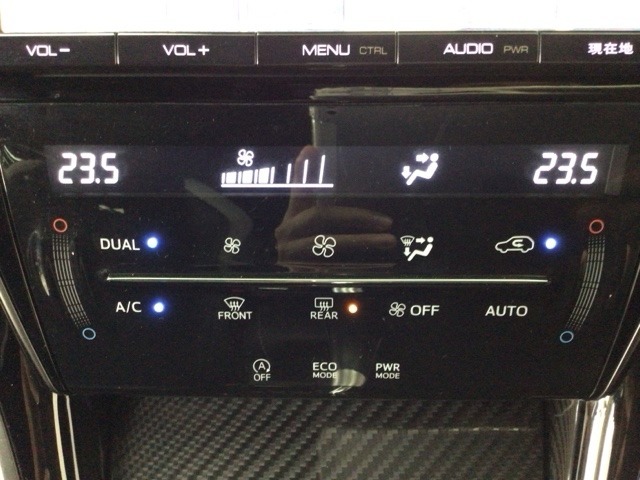【左右独立オートエアコン】左右席で独立温度コントロールが可能です。運転席はキンキンに冷やして助手席はマイルドにと言った設定が可能です☆暑さ寒さでケンカすることもなくなりますね♪
