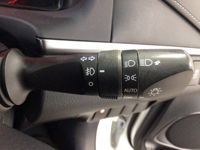 【オートライト】オートライトコントロールスイッチが装備されています　周囲の明るさに応じて自動でヘッドライトの点灯・消灯を行います。ものすごく便利です♪