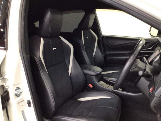 【前席】体を包み込むような形状でホールド感のあるフロントシート。しっかりと支えてくれるので長時間の運転を快適にサポートしてくれます。もちろん足元もゆったりしてますのでおくつろぎいただけます♪