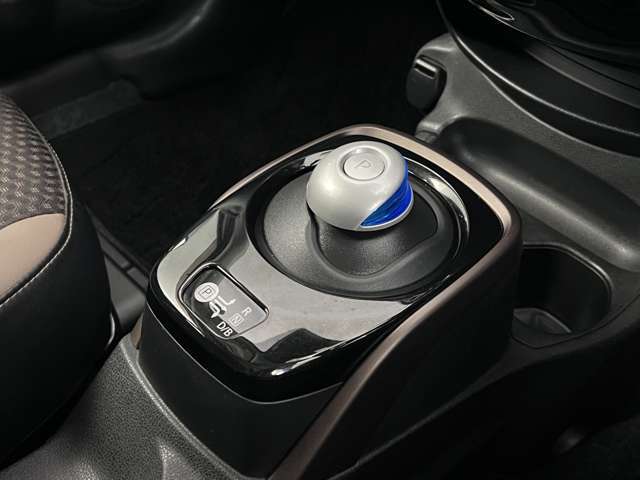 操作が簡単なシフトレバーですのでストレスなく運転が出来ますよ！エアコンはダイヤル式のマニュアルエアコンです！
