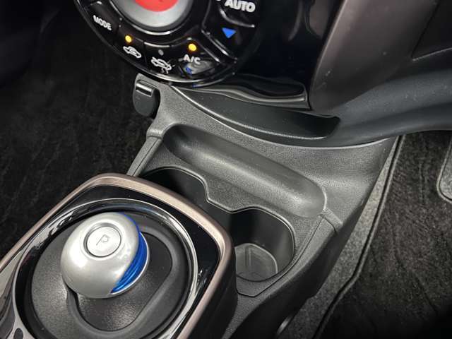 ドリンクホルダー周りの写真です。
