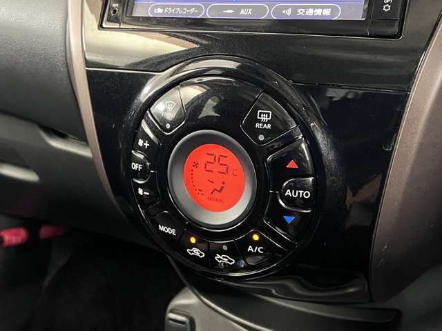 【オートエアコン】タッチパネル式オートエアコンで運転席周りの凹凸が少なくスッキリとしています。