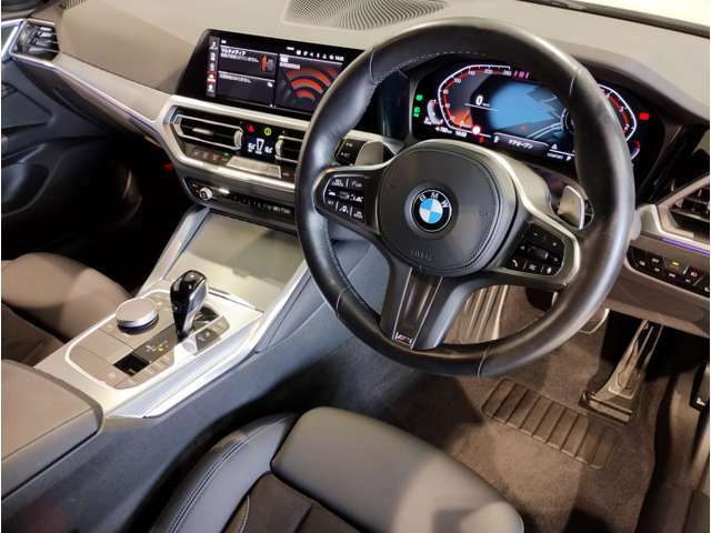 【ハンドル】ドライバーとBMW車の一体感がダイレクトに伝わるステアリングホイール。形状・太さへの拘りに加えて、操作性を高める為にスイッチ類も配置。クイックかつ安定のドライビングを体感下さい！