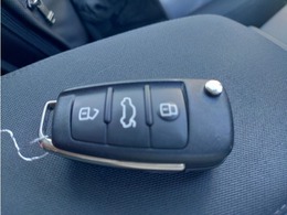 スマートキーですので、プッシュスタートです。スマートキー2個あります。