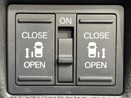 【両側パワースライドドア】スマートキーや運転席のスイッチで後席両側スライドドアの開閉が可能♪電動だから力を入れてドアを開ける必要が無く、小さなお子様でも簡単に開け閉めでき快適です♪