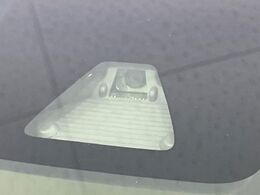 【スマートアシスト】走行中に前方の車両等を認識し、衝突しそうな時は警報とブレーキで衝突回避と被害軽減をアシスト。より安全にドライブをお楽しみいただけます。