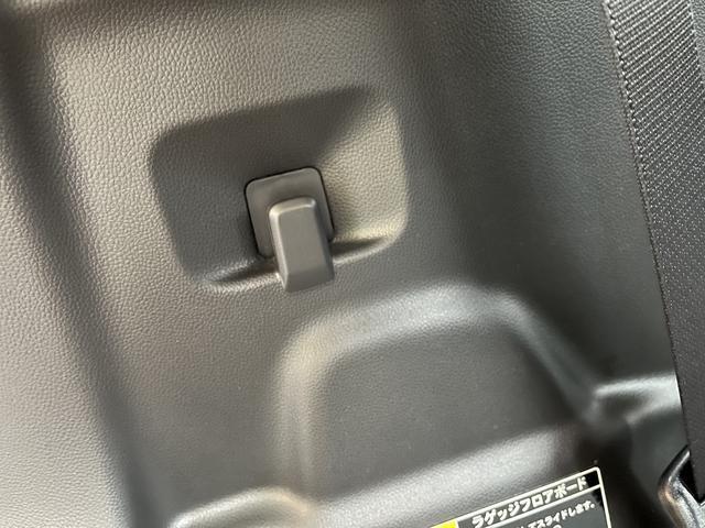 荷室にも便利なショッピングフックがあります。
