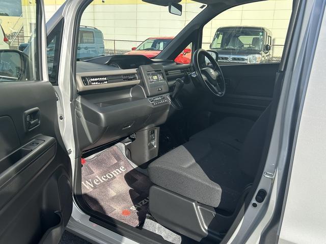 フロントシートはベンチシートです。インパネシフトで足元は広々。運転席と助手席はウォークスルーできます。