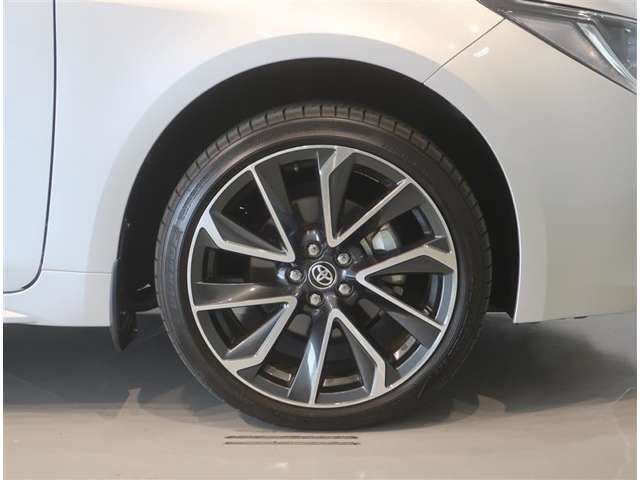 純正のアルミホイール装着車です。タイヤサイズは225/40R18です。
