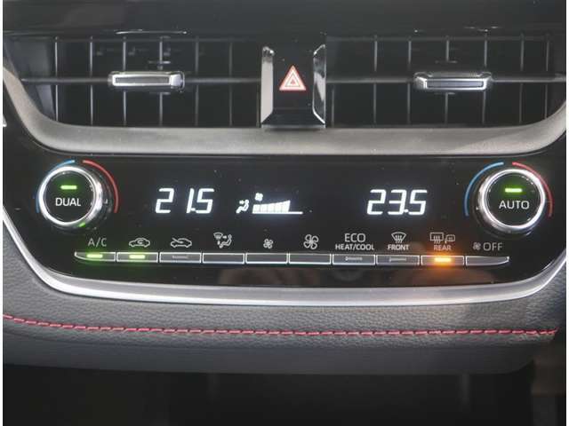 左右独立温度コントロールフルオートエアコンです。運転席、助手席それぞれで独立して温度設定ができます。冷え性の方が乗っても安心ですね♪