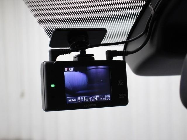交通事故処理の迅速化等、運転中の「万が一」を記録してくれ、もしもの時も心強いドライブレコーダーを装備しています。