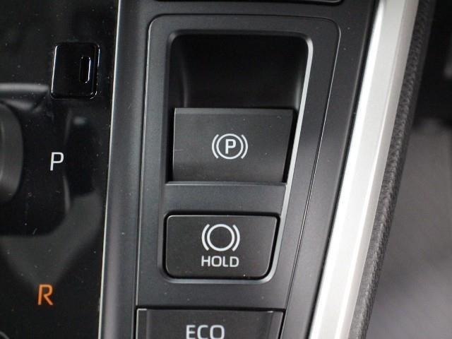 「HOLD」スイッチを押し、システムONの状態にしておくことで、渋滞や信号待ちなどでブレーキを踏んで停車した時にブレーキを保持。アクセルを踏むと解除されます。