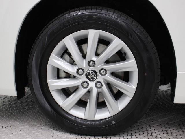 純正アルミホイールは精度が高く、走行の安定性が優れています。タイヤサイズ205/60R16