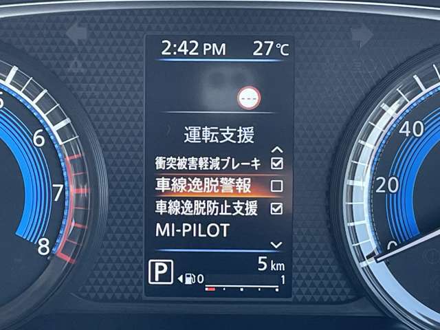 ◆【車線逸脱警報システム（LDW）】クルマが車線を外れそうになると、システムが警報ブザーとインフォメーション画面表示でドライバーに注意を促します。機能には限界があるためご注意ください。