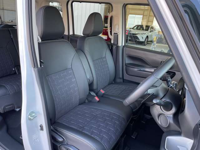 ◆【運転席】座り心地が良いシートなので長時間の運転でも快適にお過ごしいただけます。新品のフロアマットのご注文も可能です。