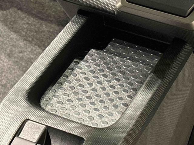 スマートフォンなどがスッキリ置けるセンターコンソールトレイです