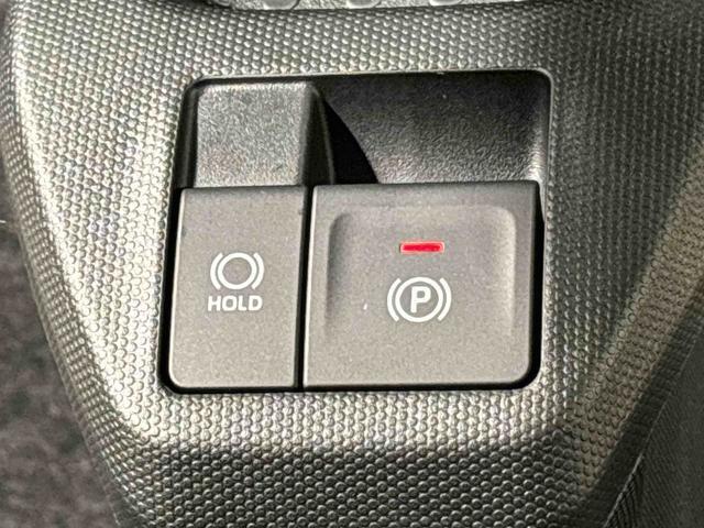 指先だけで簡単に操作が可能な電動パーキングブレーキを採用。「HOLD」スイッチを押すと、渋滞や信号待ちなどでブレーキペダルから足を離しても、ブレーキを保持するので安心です