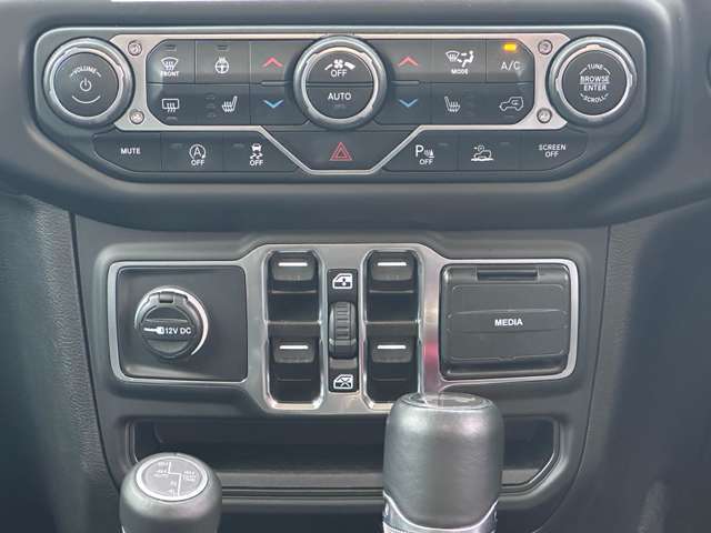 シンプルで操作しやすい運転席操作部