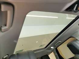 【パノラミックルーフ】メーカーオプションとなるパノラミック・ガラスルーフ。室内をより広く印象付けます。電動サンブラインド付きで実用的にお使いいただけます。