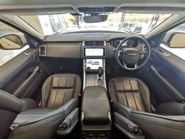 ランドローバー社の伝統の垂直にデザインされた内装は車が悪路で傾いているかぱっと見でも確認できる為の垂直にデザインされた内装になります。イギリス車ならではの落ち着いた雰囲気も好評です。