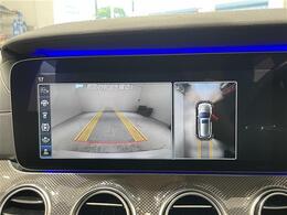 後退時に車両の後ろ側をモニター画面に表示します。車庫入れなどでバックする際に後方確認ができて便利です。車庫入れが苦手な人もこれで安心です♪