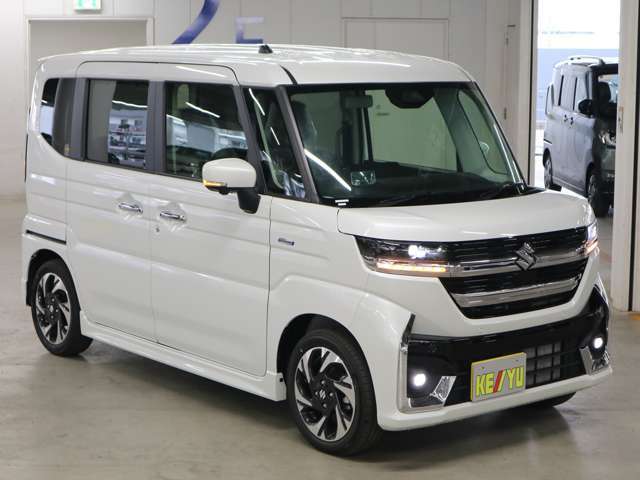 雨が降ってもゆったりと車選びができる全天候型立体展示場！エスカレーター完備！