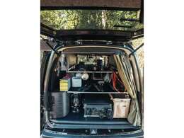 CUSTOM BORDERLESS専用Shelf board上段・下段・レザー仕様に仕上げ高級感とワイルドな無骨感を演出。下段は脱着が可能となっており外でのテーブルとしても使用が可能となっております。カスタムボーダレス仕様別途