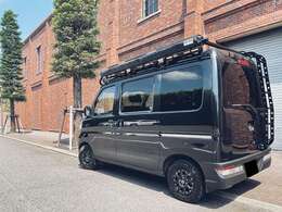 【ハードカーゴ製】キャリア・ラダー上部に荷物の積載が可能。軽自動車でもたくさんの道具の持ち運びが可能