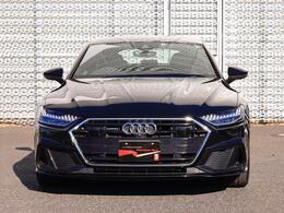 AUDIの特徴シングルフレームグリルは力強さとエレガントな雰囲気を醸し出します。