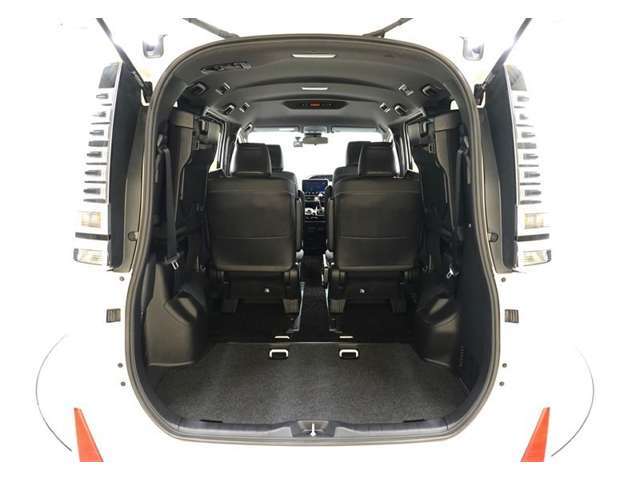 3列目シートは跳ね上げ式で折りたたみ可能です。キャンプ用品など大きな荷物もばっちり収納可能です！