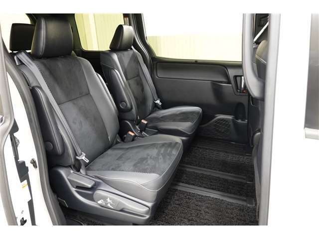 ゆとりある広々とした車内空間は、ドライブを始め買い物やレジャーなど、幅広く活躍します。一人でもみんなとでもお出かけを楽しみましょう！