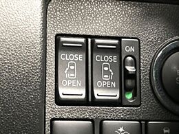 【両側パワースライドドア】スマートキーや運転席のスイッチで後席両側スライドドアの開閉が可能♪電動だから力を入れてドアを開ける必要が無く、小さなお子様でも簡単に開け閉めでき快適です♪