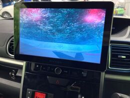 【バックカメラ】駐車時に後方がリアルタイム映像で確認できます。大型商業施設や立体駐車場での駐車時や、夜間のバック時に大活躍！運転スキルに関わらず、今や必須となった装備のひとつです！