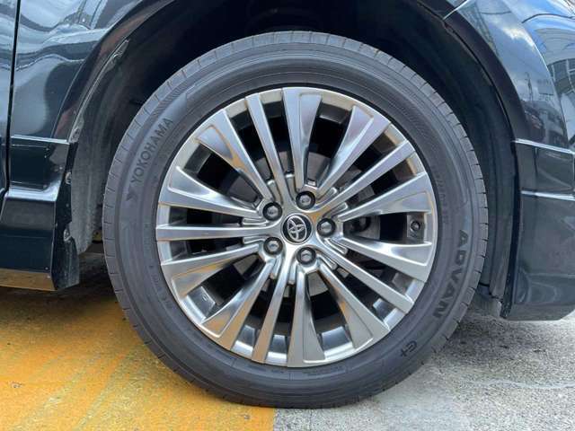 純正アルミホイールで足元もスタイリッシュに。