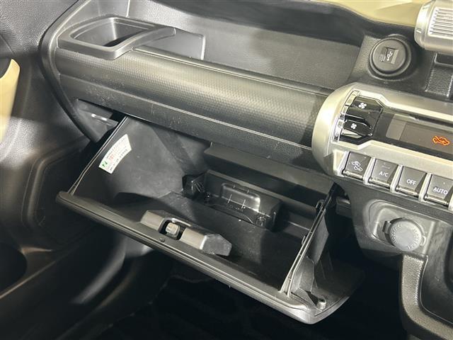 【グローブボックス】『グローブボックス』の画像になります。車検証ケースや日頃使う小物類の収納に便利ですね！