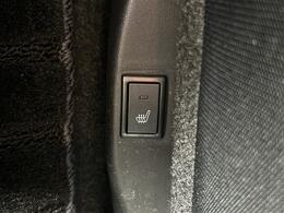 【シートヒーター】シートを温めてくれる暖房機器です！長時間座っていると負担が掛かりやすい背中や腰、または冬場などの寒い日に冷えやすい脚部に快適なぬくもりを伝えます。